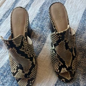 Aldo size 8.5 mules. Super comfortable!